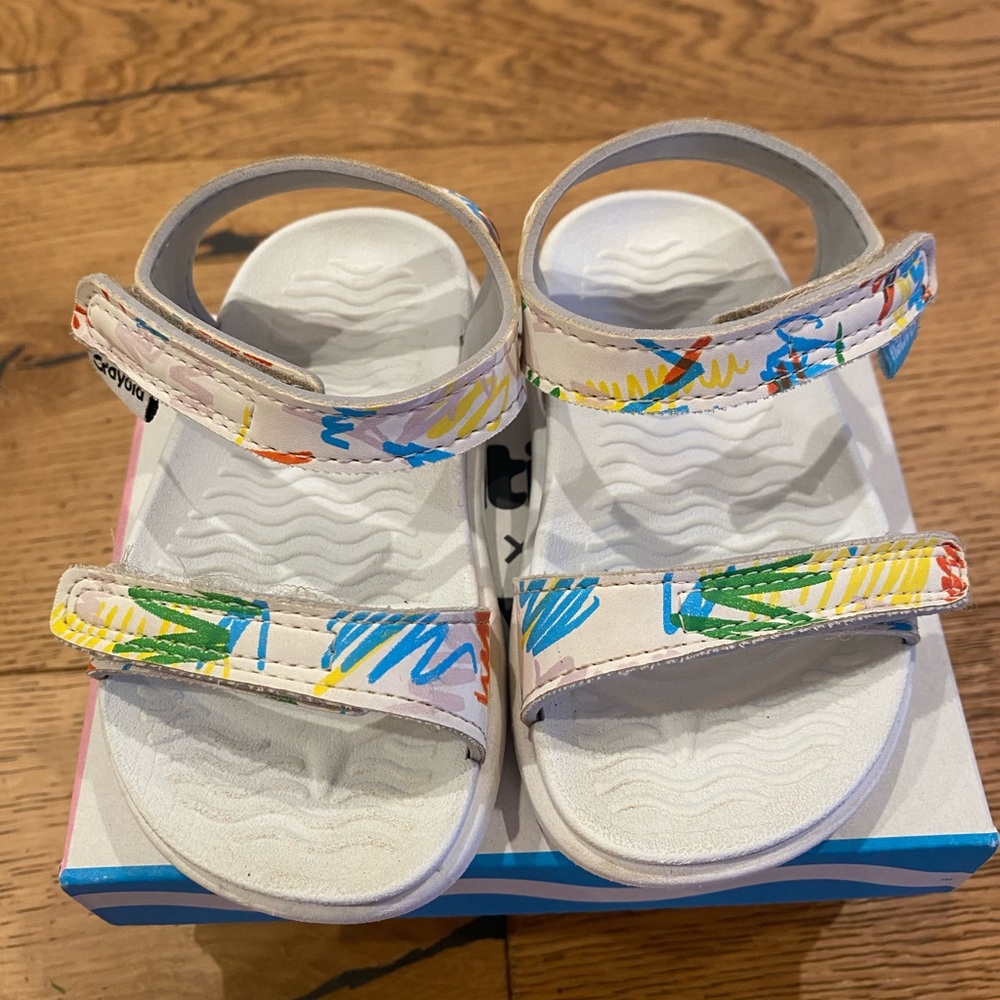 Native x Crayola Charley Sandals white/multicolor. Toddler size 5